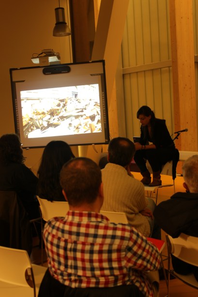 Deborah Vukusic Deborah Vukusic lendo os seus poemas