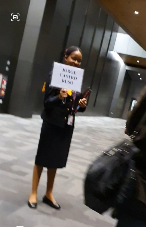 Azafata recbindo no avión á chegada á Doha