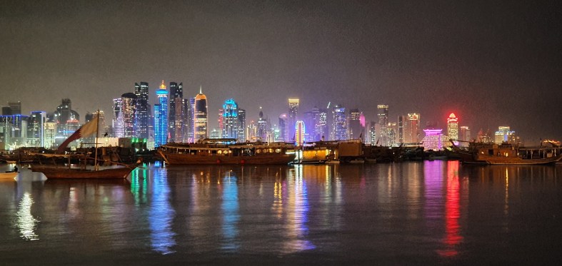 Skyline nocturno de Doha