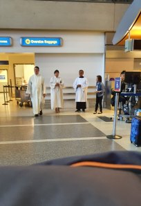Sacerdotes no aeroporto LAX